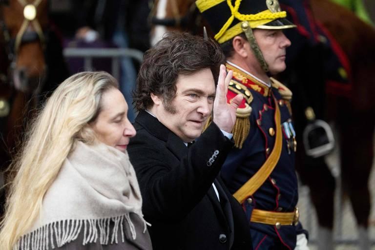 Karina e Javier Milei em cerimônia formal ao ar livre