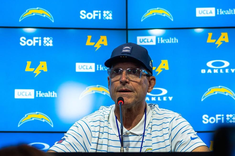 Jim Harbaugh, treinador do Los Angeles Chargers