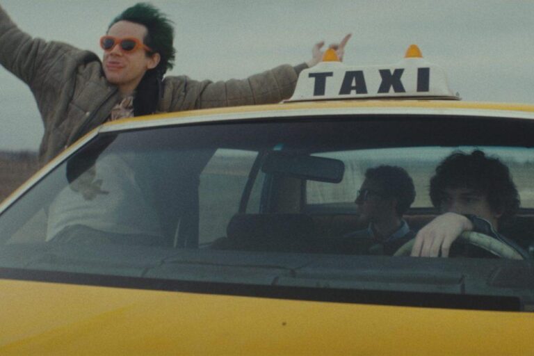 Green Day Lança Trailer de “New Years Rev”: Uma Comédia sobre Amizade e Música