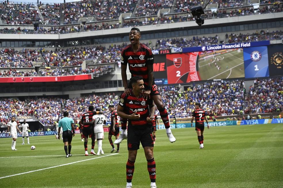 Danilo e Bruno Henrique comemoram gol do Flamengo contra o Chelsea
