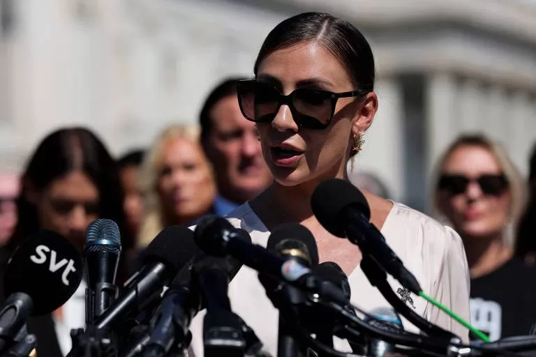 Marina Lacerda, vítima de Jeffrey Epstein, fala publicamente sobre abusos sofridos aos 14 anos