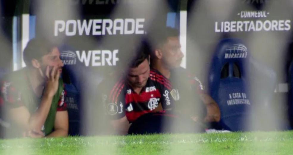 Saúl coloca gelo no pé após sair do Flamengo x Estudiantes