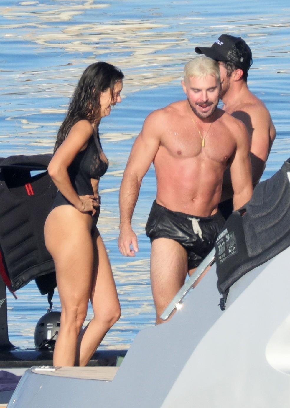 Zac Efron e Nina Dobrev em passeio de iate