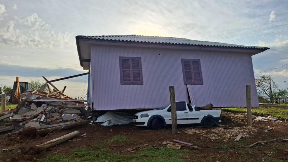 Casa de madeira é arrastada pelo vento durante passagem de tornado em SC