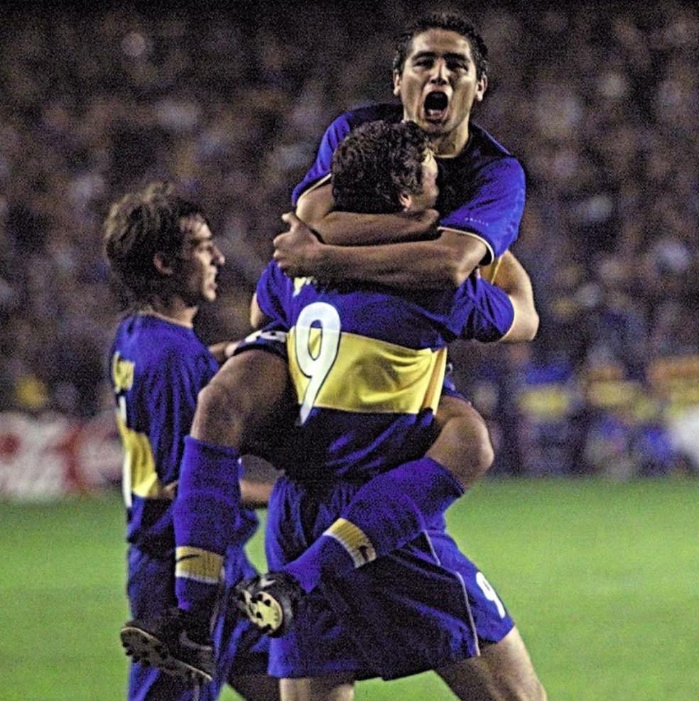 Palermo comemora com Maradona em jogo do Boca Juniors