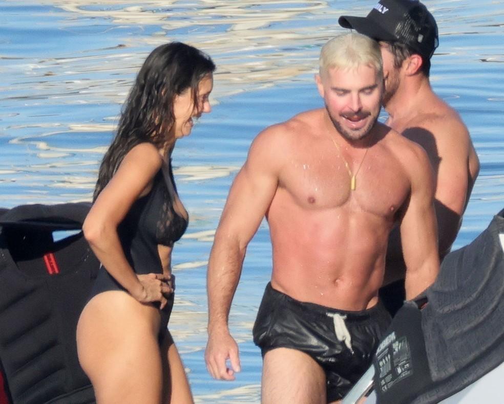 Zac Efron e Nina Dobrev em clima descontraído