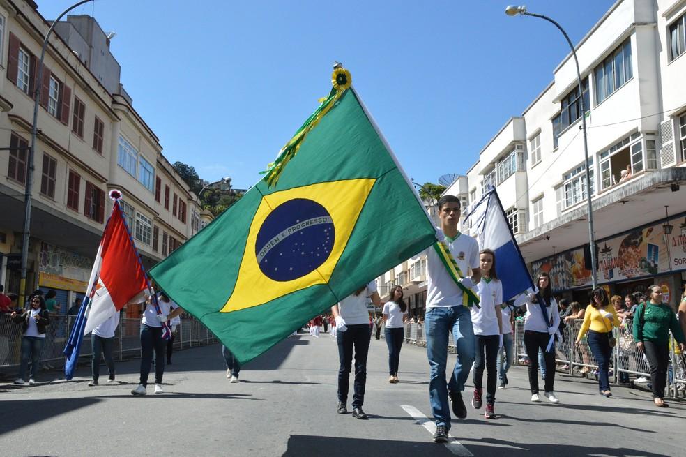 Estudantes carregaram a bandeira do Brasil