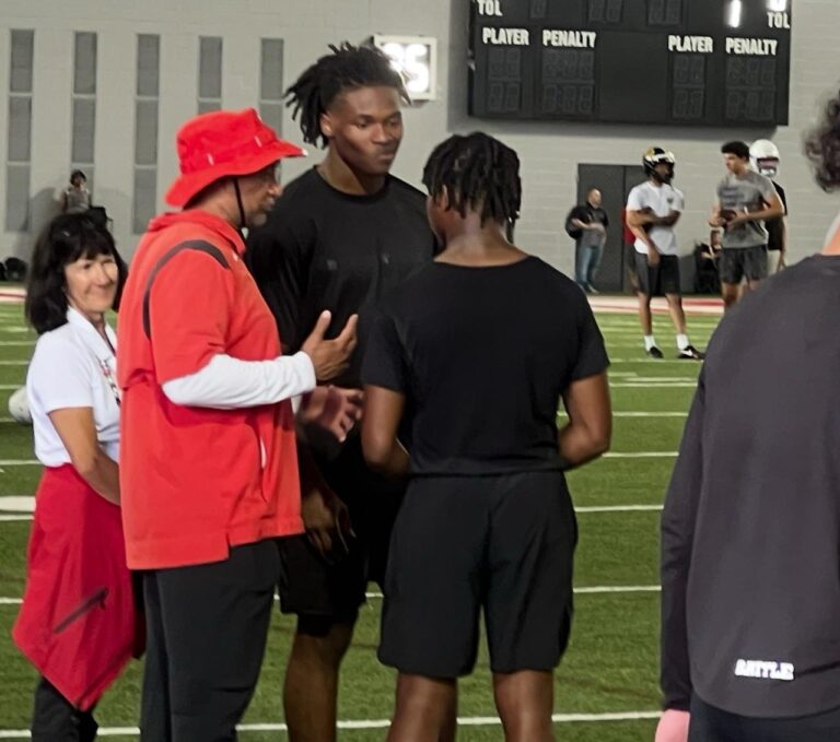 Angelo Smith, irmão de estrela do Ohio State, se compromete com os Buckeyes para 2027