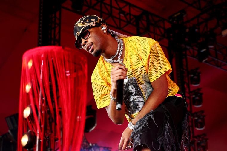 D4vd performa no palco.