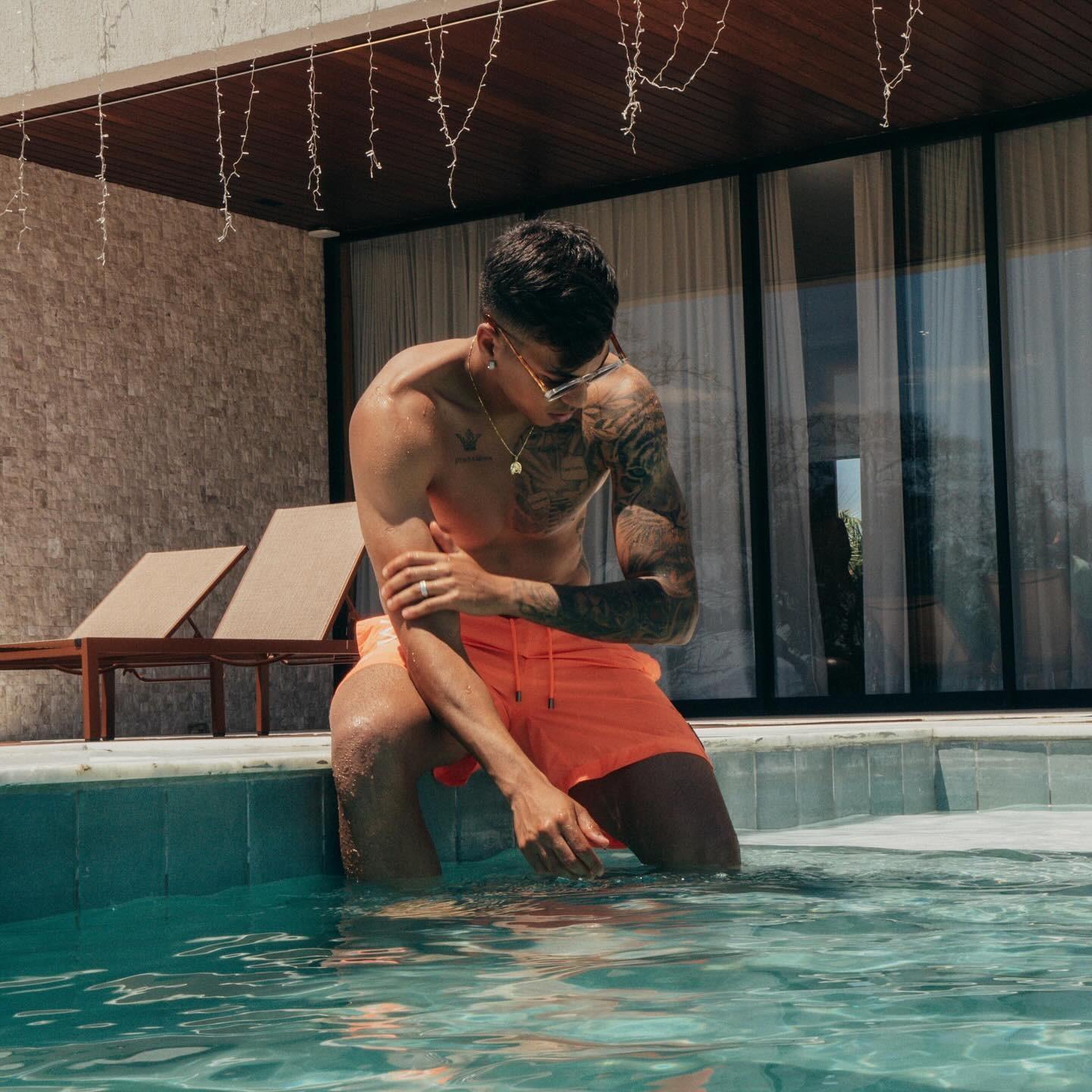 Kaio Jorge na piscina de sua mansão