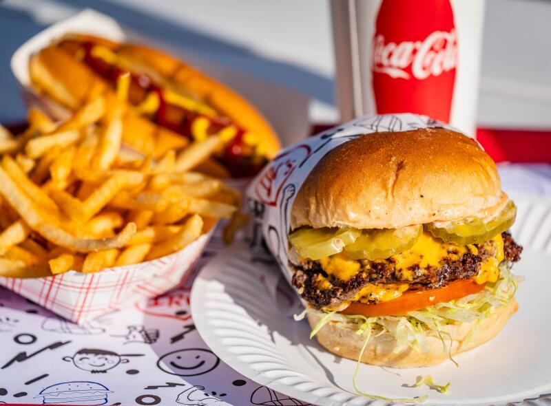 Hamburguer, batatas fritas e bebida do Irv's Burgers