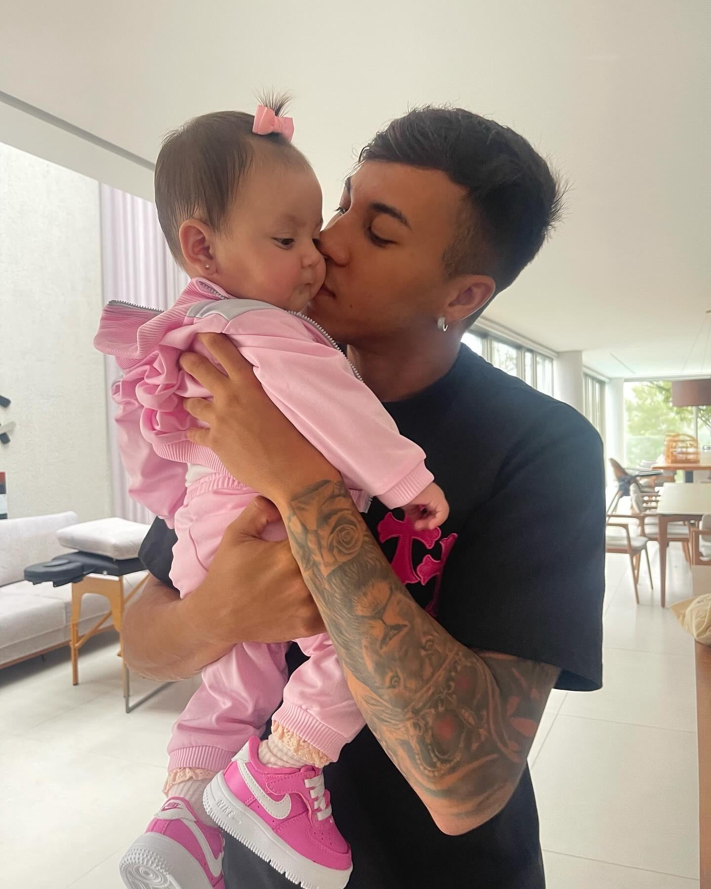 Kaio Jorge com a filha Athena na sala de sua mansão