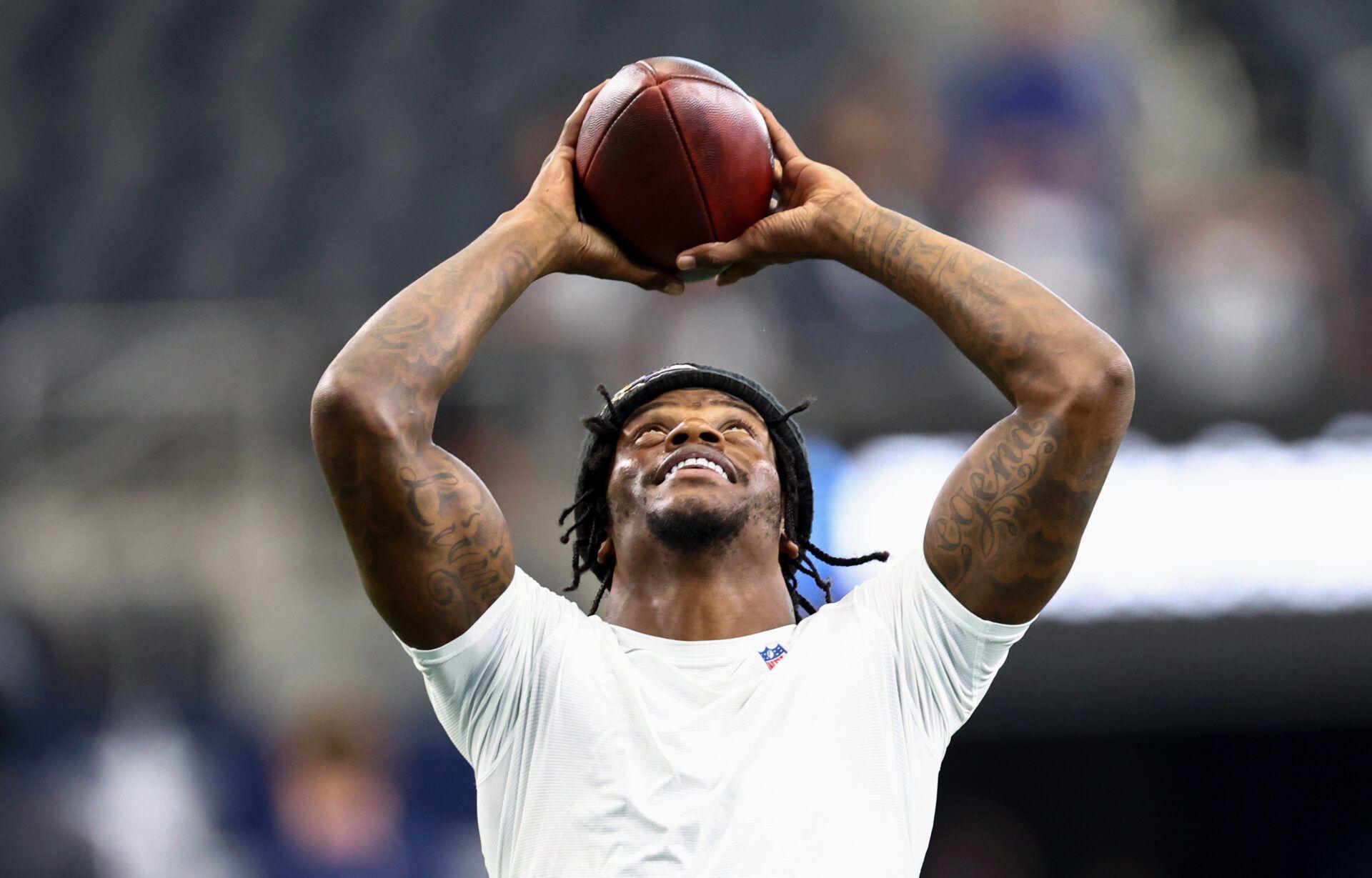 Lamar Jackson aquece antes do jogo contra o Dallas Cowboys
