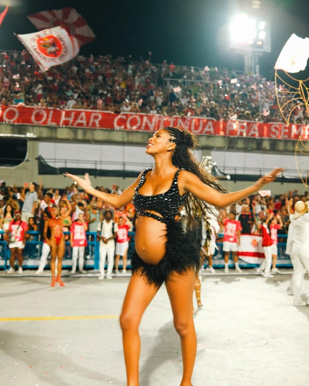 Duda Almeida, musa da Viradouro, está na reta final dos 7 meses de gravidez