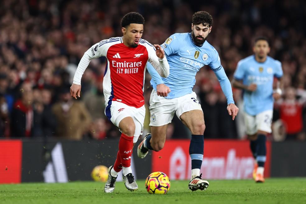 Nwaneri, do Arsenal, arranca com a bola diante de Gvardiol, do Manchester City