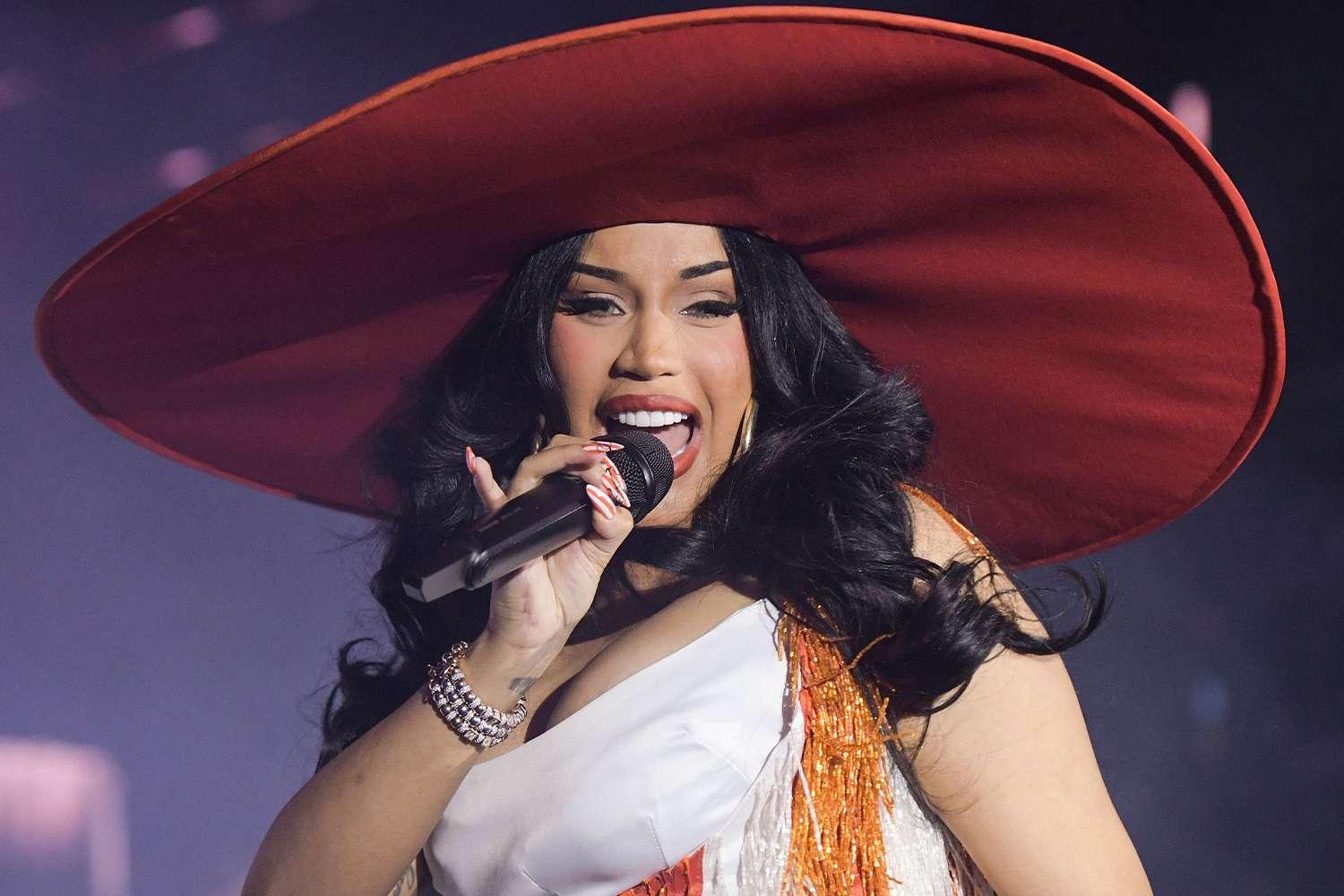 Cardi B se apresentando no Spotify Beach