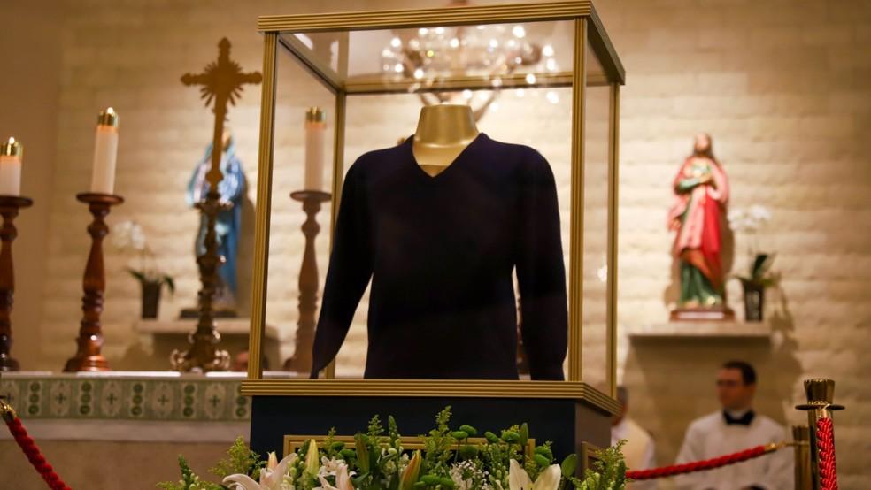 Pulôver azul, usado pelo beato em vida foi doado pela família, em Campo Grande.