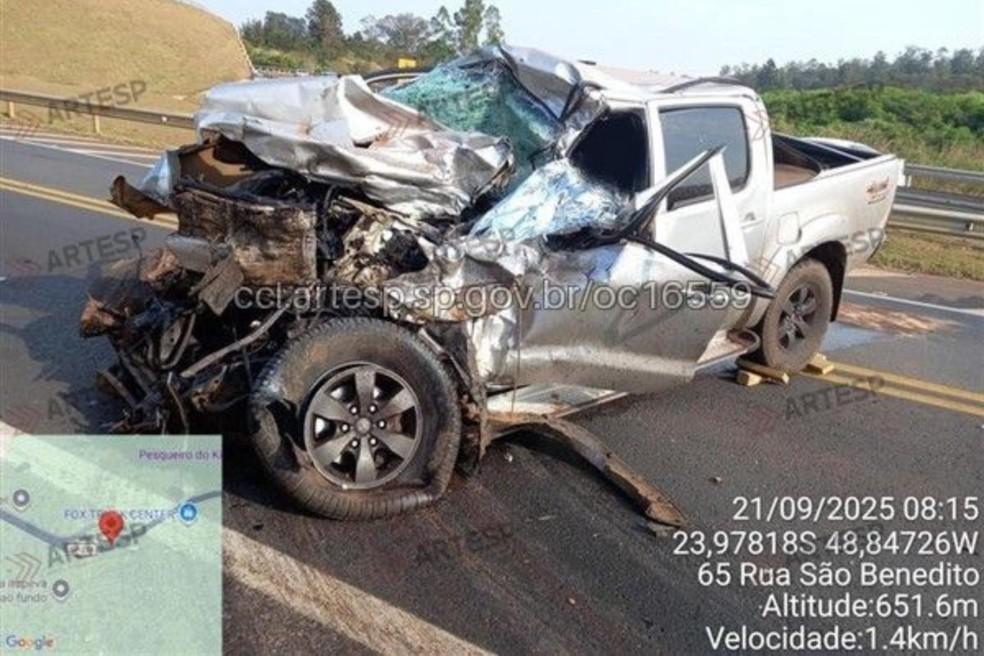 Carreta bateu de frente com caminhonete, em Itapeva