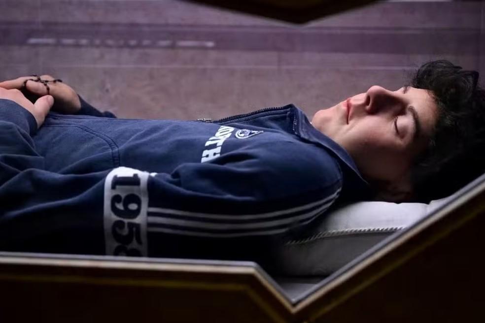 O corpo de Carlo Acutis em seu túmulo em Assis, Itália.