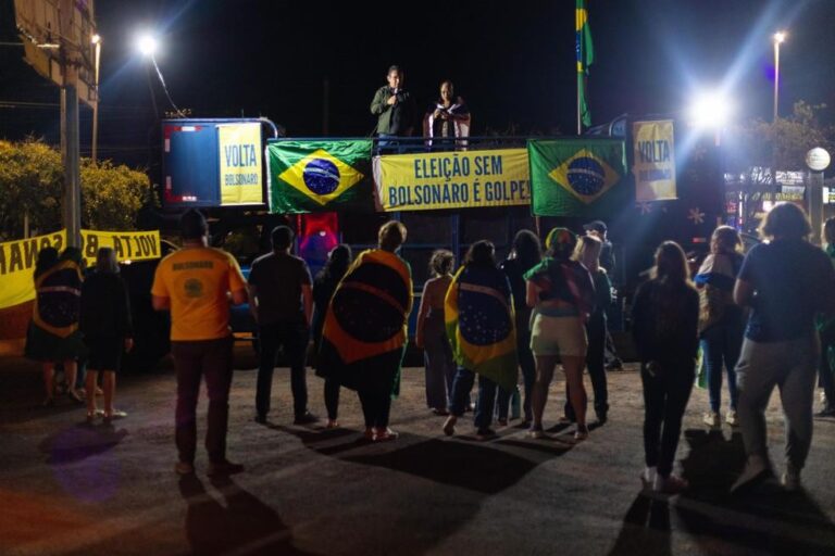 Filhos de Bolsonaro Realizam Vigília em Brasília Antes do Julgamento no STF