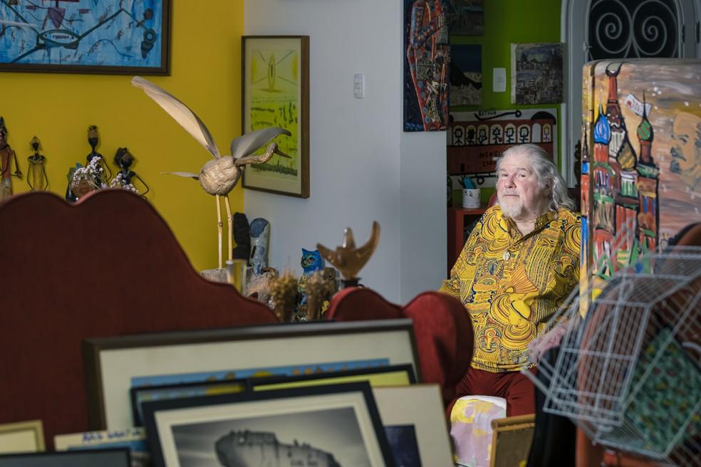 Silvio Tendler com sua coleção de obras de arte em seu apartamento em Copacabana