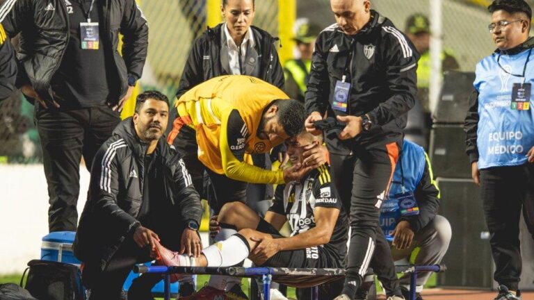 Titular do Atlético deixa gramado aos prantos após lesão em jogo decisivo