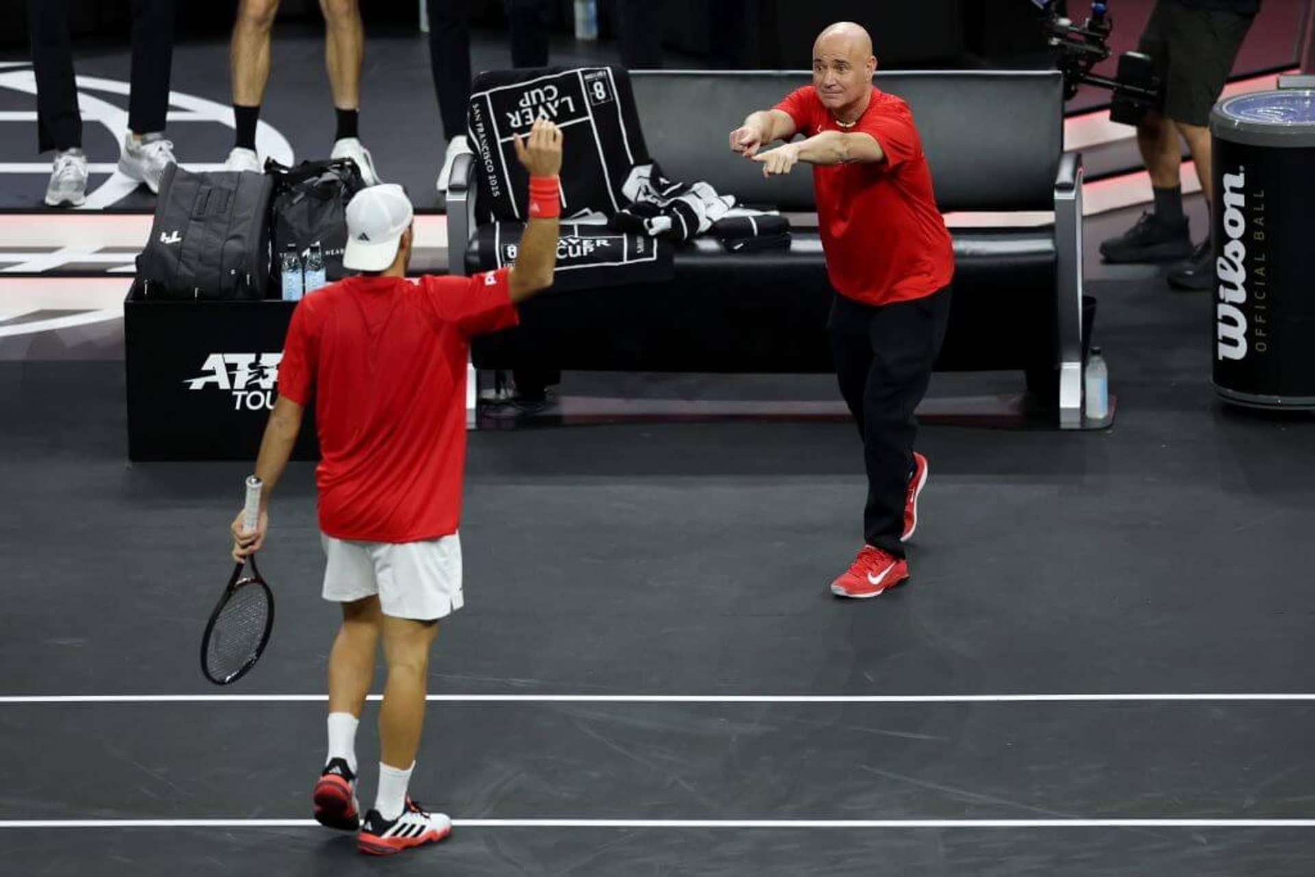 Francisco Cerundolo de Team World celebra com o capitão Andre Agassi durante o Laver Cup 2025