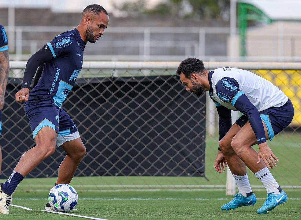 João Victor é desfalque e Edson Carioca dúvida contra o Juventude