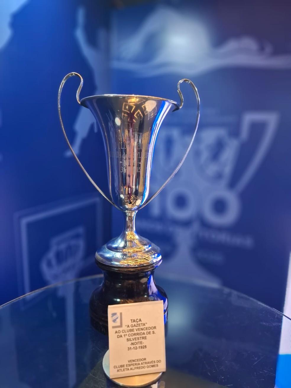 Taça 'A Gazeta' dada ao primeiro clube vencedor da São Silvestre, em 1925