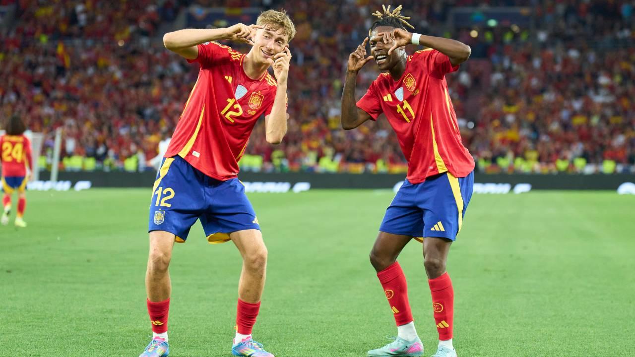 Nico Williams e Dean Hujsen comemorando gol pela seleção espanhola