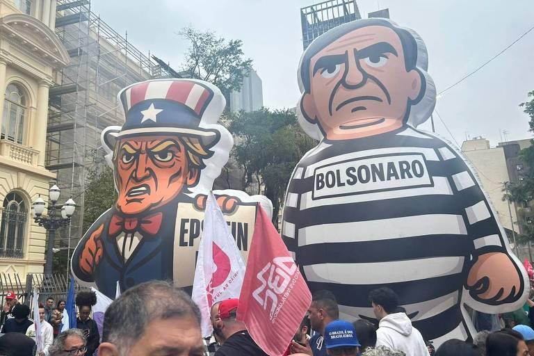 Bonecos infláveis representando Bolsonaro e Tio Sam no protesto.