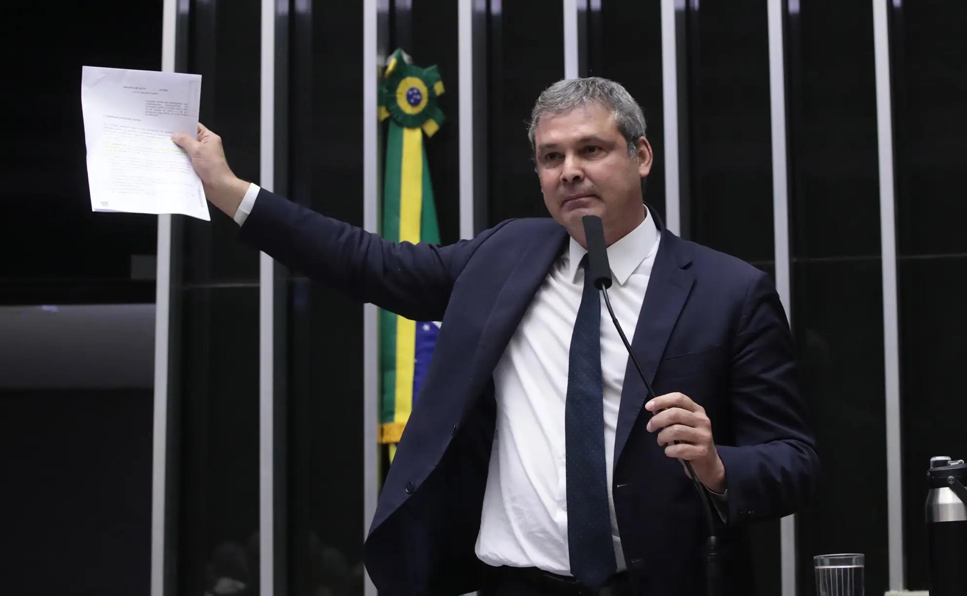 Deputado Lindbergh Farias protocolando mandado de segurança no STF