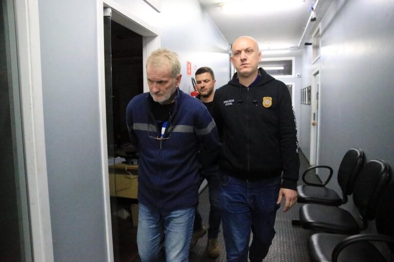 Publicitário condenado por matar a mãe é preso após deixar corpo em mala na rodoviária de Porto Alegre