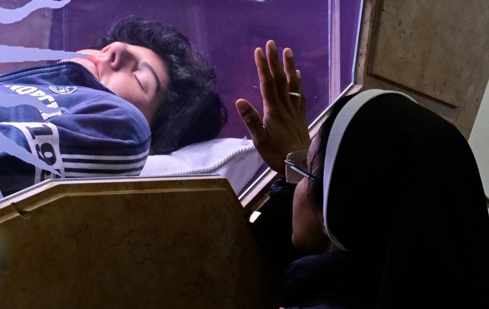 Peregrinos lotam túmulo do primeiro santo millennial, na Itália