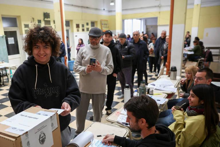 Eleitores votando em Buenos Aires