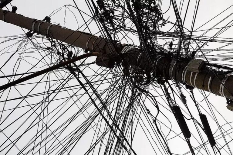 Enel Remove Cabos Irregulares em São Paulo: Uma Ação Necessária para a Segurança Pública