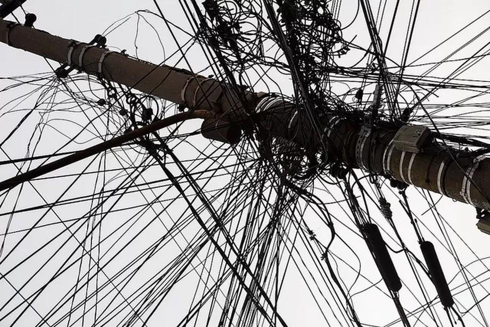 Fios nos postes da cidade de São Paulo.