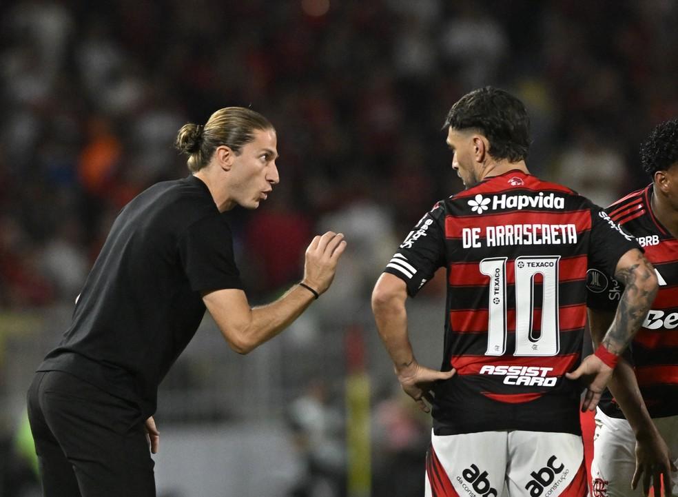 Filipe Luís e Arrascaeta em Flamengo x Estudiantes