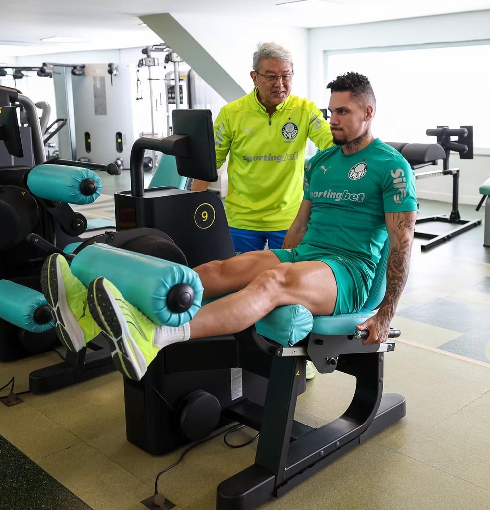 Paulinho durante tratamento no Palmeiras