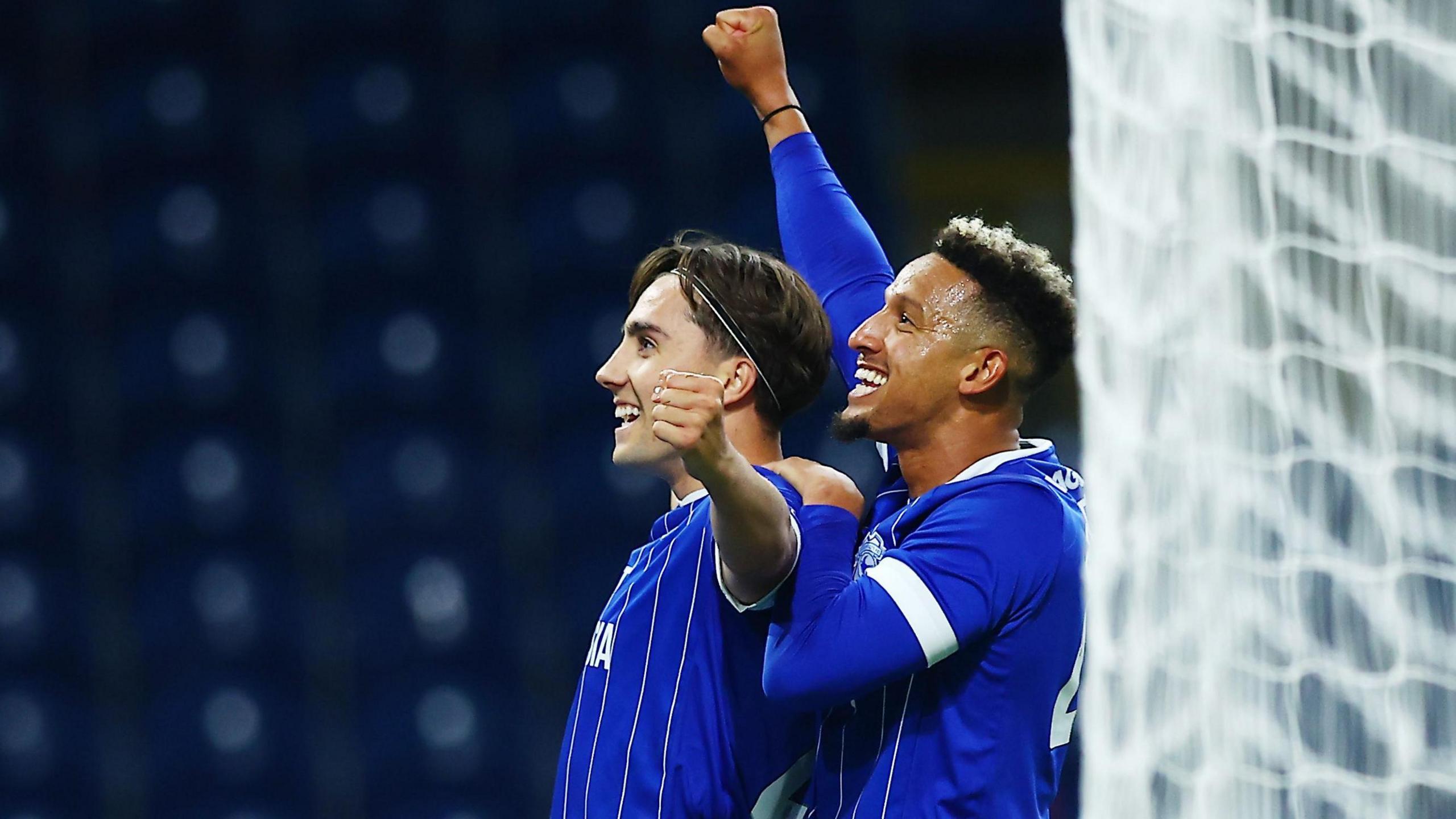 Joel Colwill (esquerda) do Cardiff City celebra o gol com Callum Robinson.