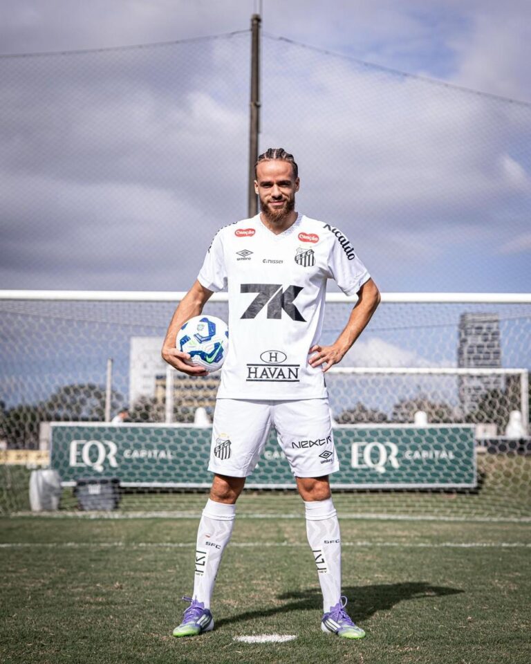 Santos oficializa a contratação do atacante Billal Brahimi até 2026