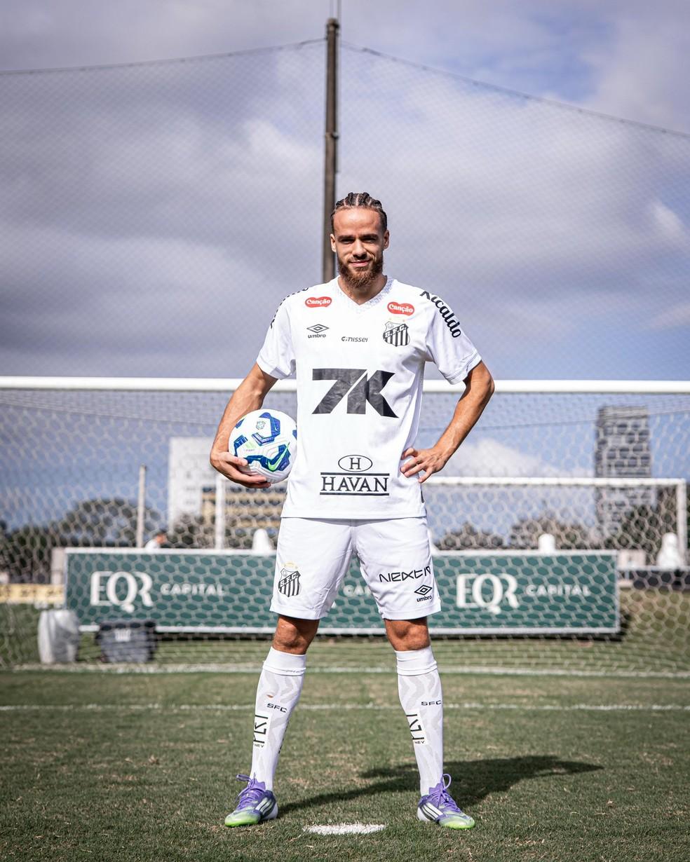 Brahimi é anunciado como reforço pelo Santos