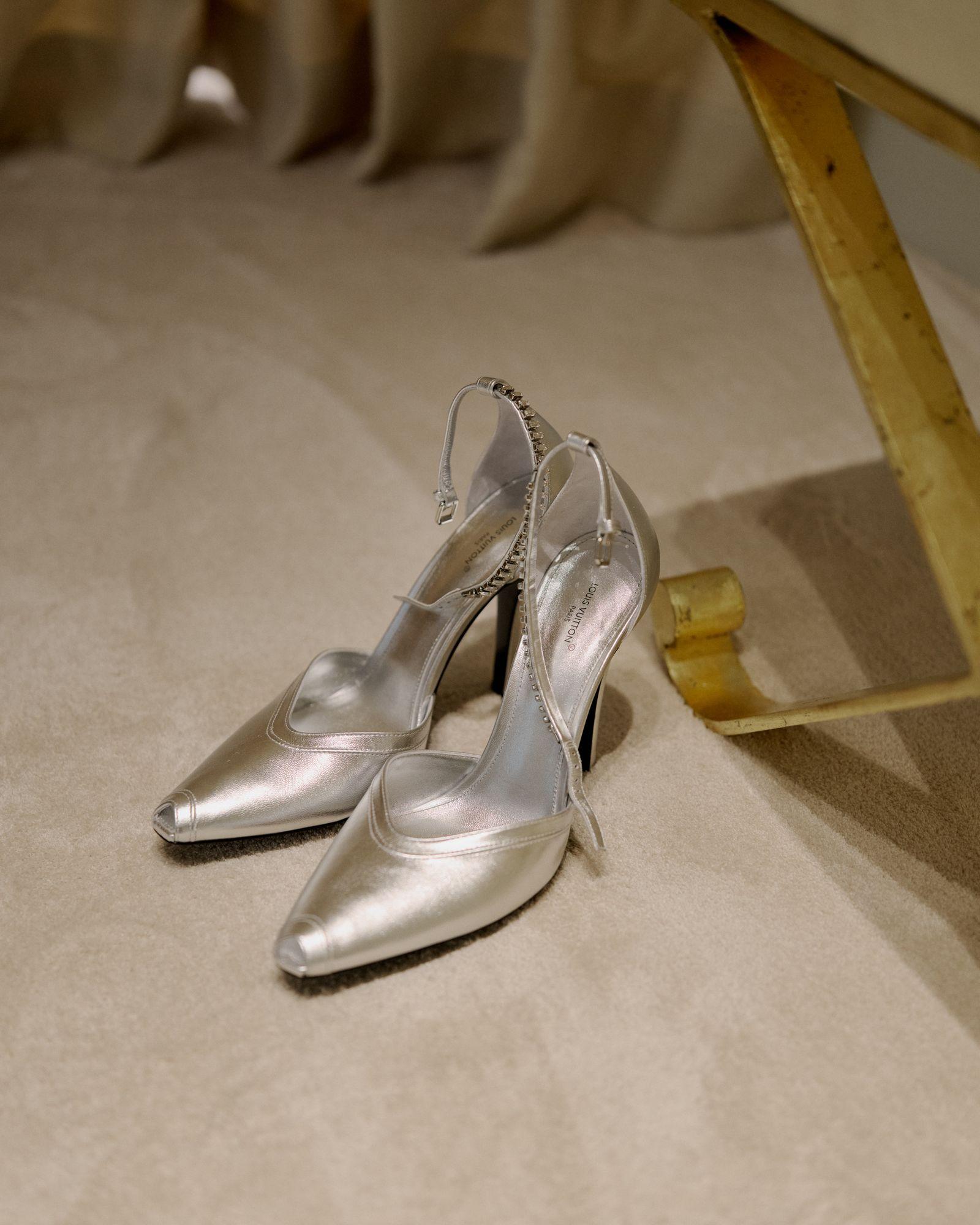 Chloë Grace Moretz admirando seu vestido de noiva na Louis Vuitton