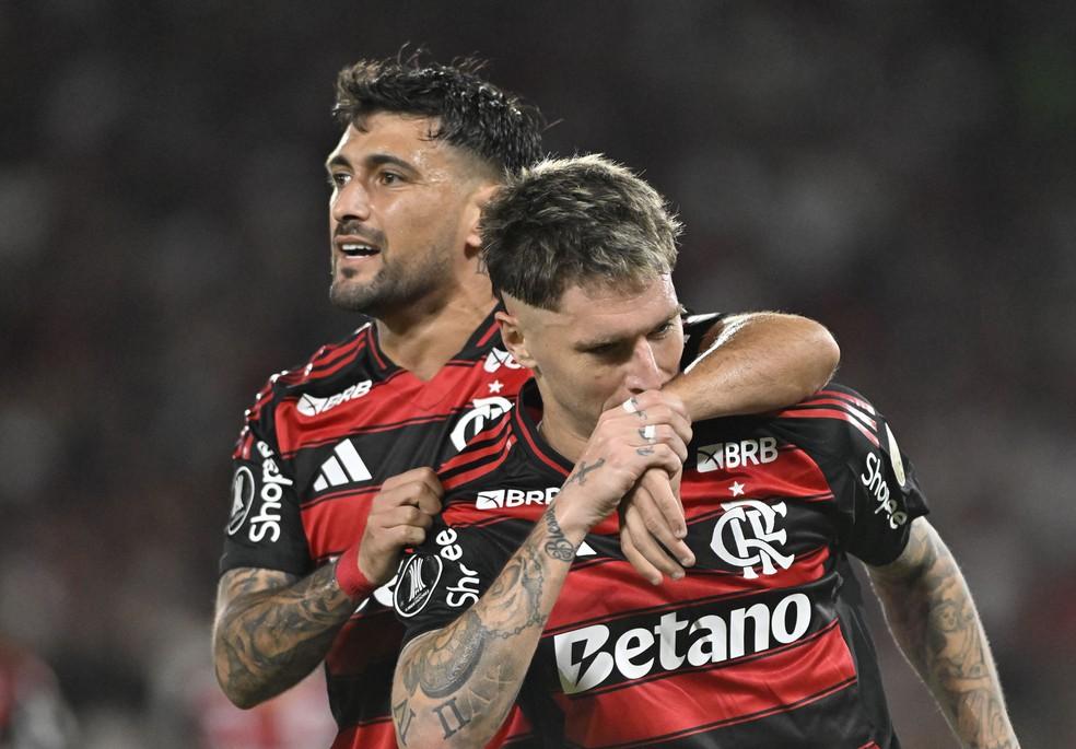 Varela e Arrascaeta na comemoração do gol em Flamengo x Estudiantes