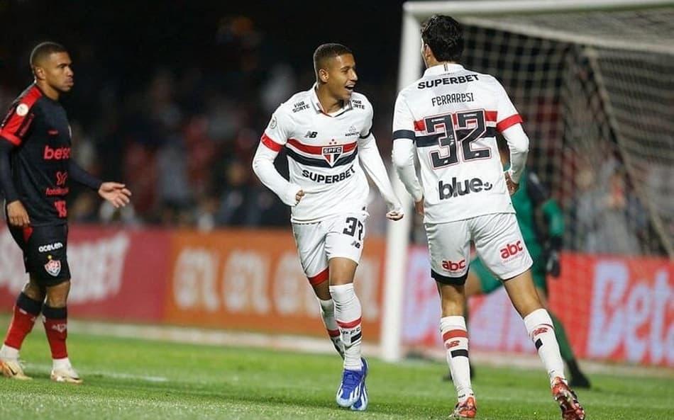 Henrique Carmo estreou pelo profissional do São Paulo contra o Vitória no Brasileirão.