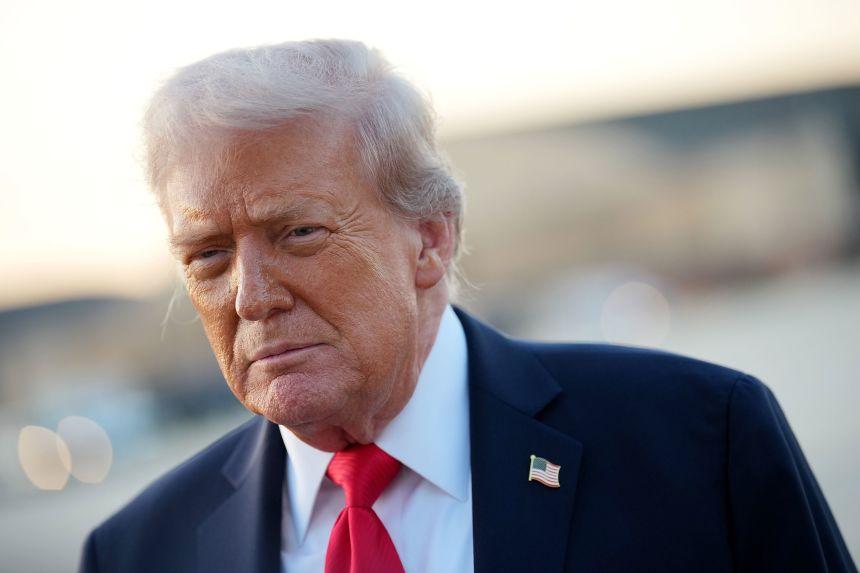 Donald Trump fala com repórteres após desembarcar do Air Force One