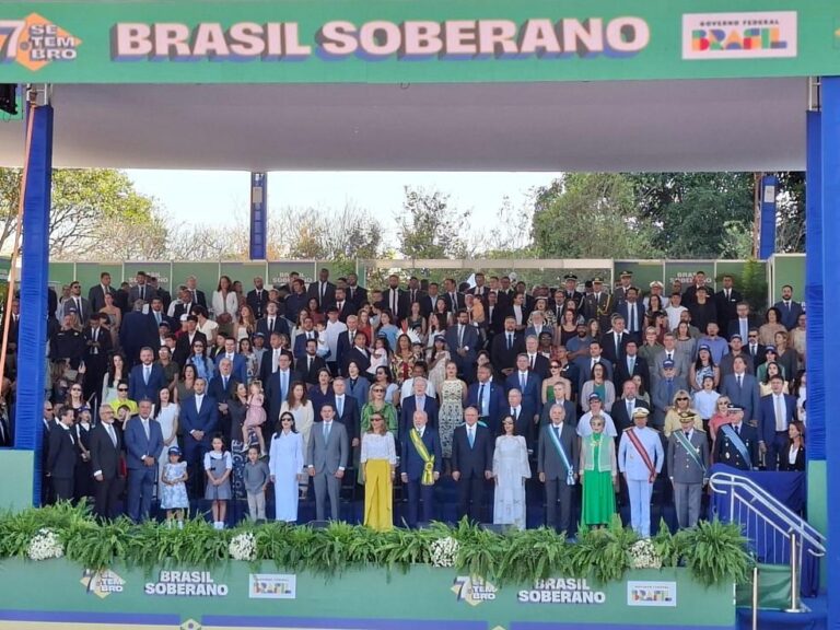 Desfile de 7 de Setembro em Brasília reúne autoridades e gera manifestações
