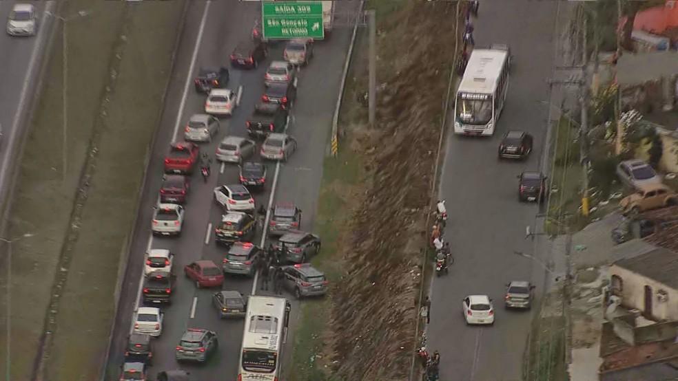 Manifestação fecha a BR-101 em São Gonçalo após operação policial; congestionamento chega a 15km