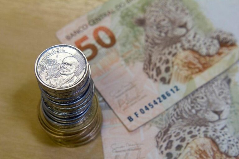 Taxa Selic a 15%: Impactos Negativos nas Pequenas Indústrias e Expectativas de Investimentos