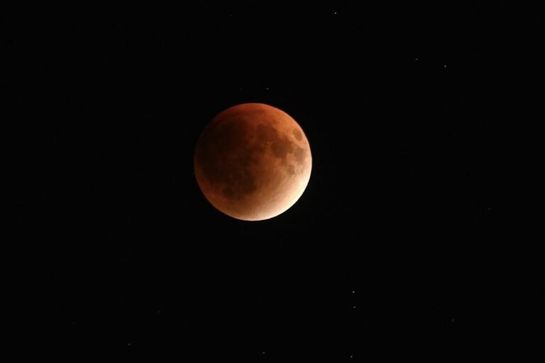 Lua de Sangue: Eclipse Total Deixa a Lua Vermelha – Veja Fotos Espectaculares